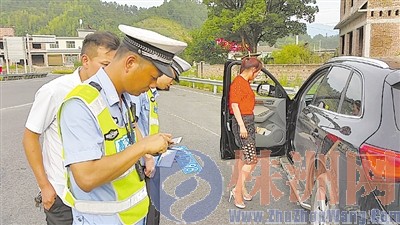 ▲女司机穿12厘米细高跟鞋驾车被罚 通讯员 杨叶媚 摄