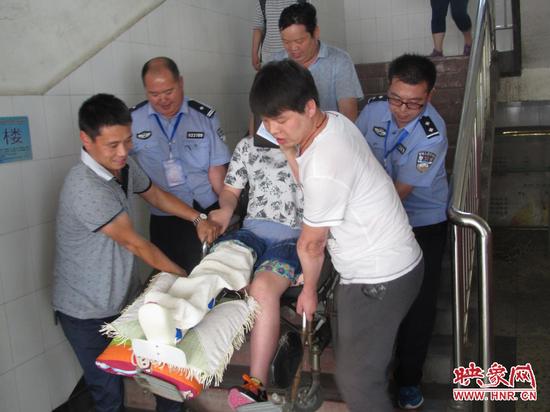 民警李忠民等幫考生抬下樓梯