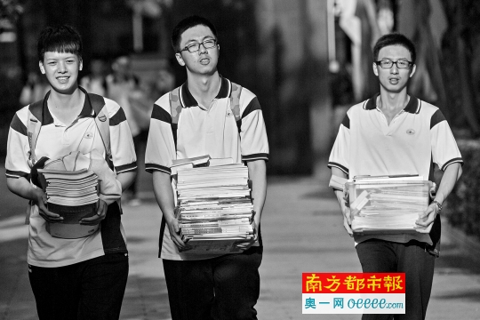6月8日,高考结束,广铁一中考生捧着书籍走出考场。南都记者 林宏贤 摄