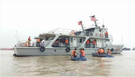 武警武汉市支队船艇大队在武汉阳逻回水区搜寻时，发现一具男性遗体，怀疑为“东方之星”遇难乘客，已打捞上船