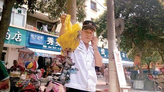 郑州街头氢气球遇高压线爆炸 玩具摊被烧