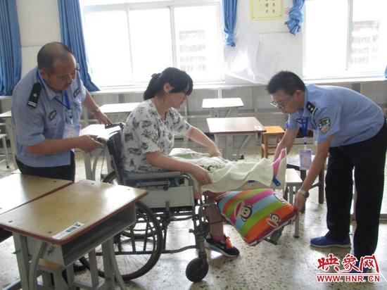 考試結束，民警幫考生抬上輪椅
