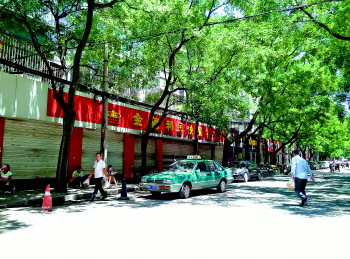 经六纬十附近金德利民门店已经关门多时。