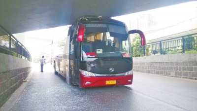 唯一道路被施工阻断 郑州机场大巴硬过桥洞被