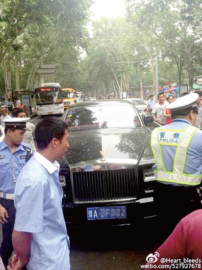 一條寶馬與勞斯萊斯相撞的微博在網(wǎng)上盛傳
