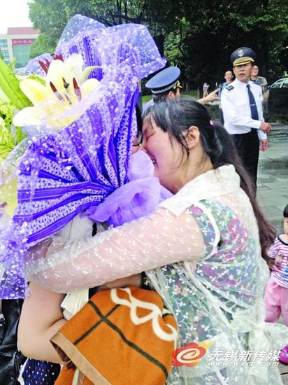 考生走出考场与亲人拥抱
