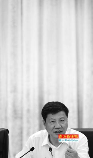 昨日，广州市政府全体会议上，市长陈建华讲话部署下一步工作。 南都记者 马强 摄