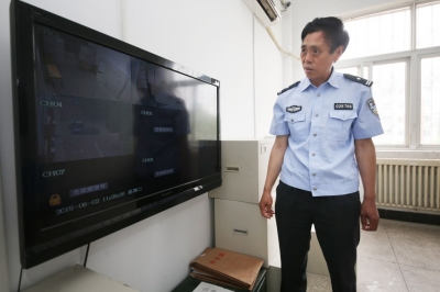 史站立通過監控視頻查看保密室內外的情況