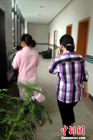 在南昌市第八医院6楼行政办公区，医院相关负责人在听明记者来意后均避而不谈，纷纷离开自己的办公室。　刘占昆　摄