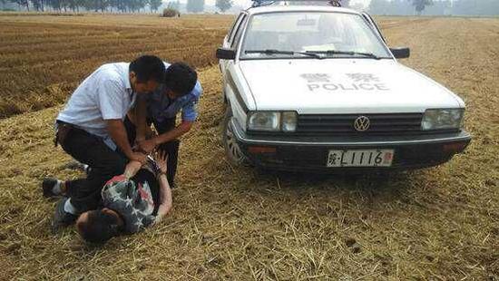 萧县一网络逃犯回家收麦 被按倒在麦田里