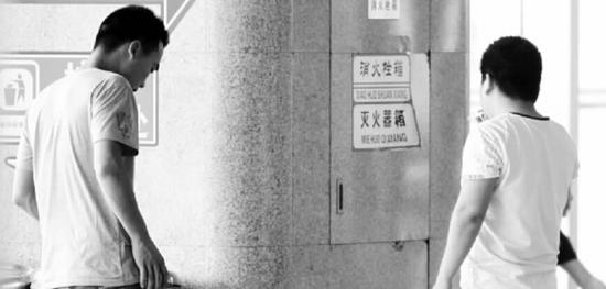 6月2日,郑州火车站西广场,一男子在售票大厅旁若无人地抽烟