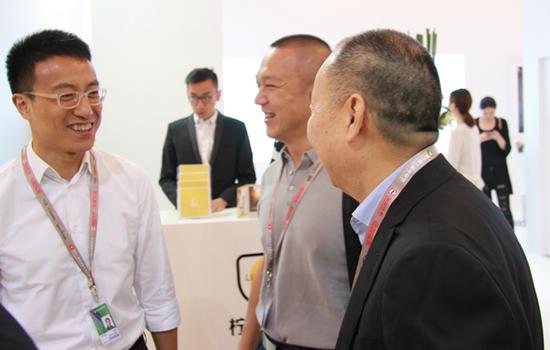 柠萌影业总裁苏晓（左一）、广州台采购部主任徐斌（中）、广州影视传媒总裁成浩（右一）