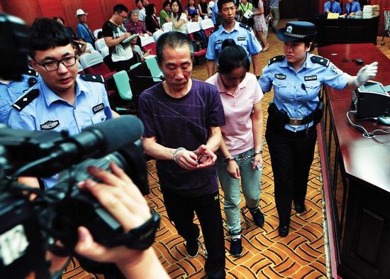昨日上午,该案在西安中院开审,图为被告人被法警带出法庭本报记者赵晨