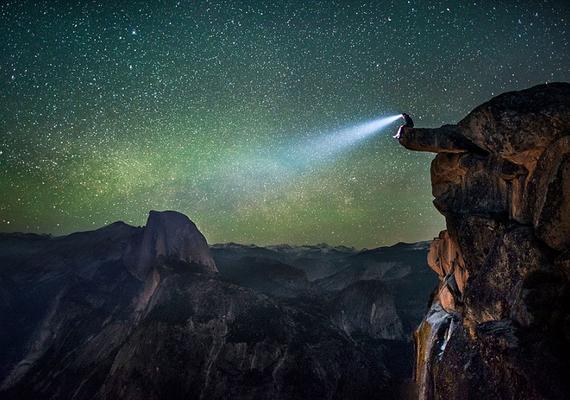 美国男子远离城市喧嚣，悬崖边欣赏浩瀚星空。