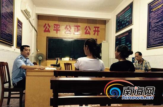 6月10日,陵水交警部门召集双方当事人及家属进行现场协商。(南海网记者沙晓峰摄)