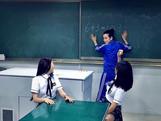 秦海璐微博晒照赠高考生金句