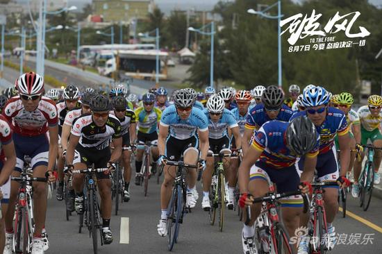 骑行中车手身体挨着身体