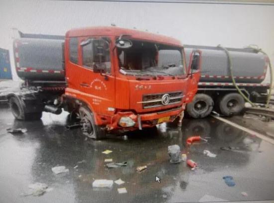 杭州槽罐车高速上失控撞上护栏 直接撞碎成两