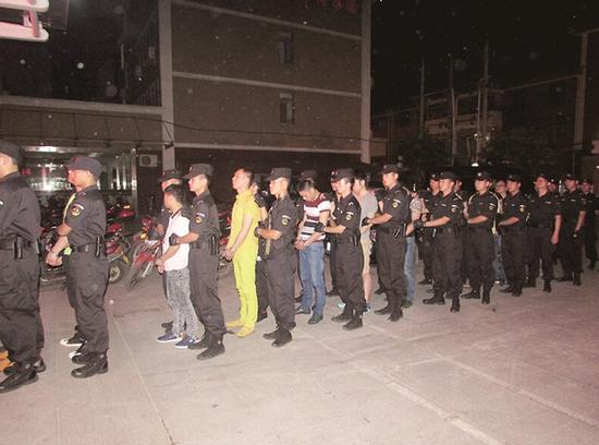图为:警方打掉赌场抓获犯罪嫌疑人