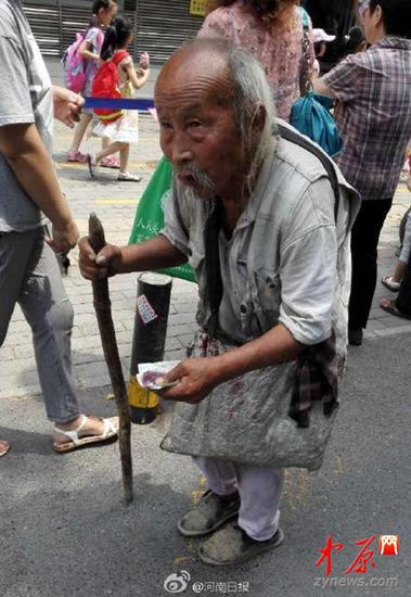 103岁老人在郑州街头乞讨