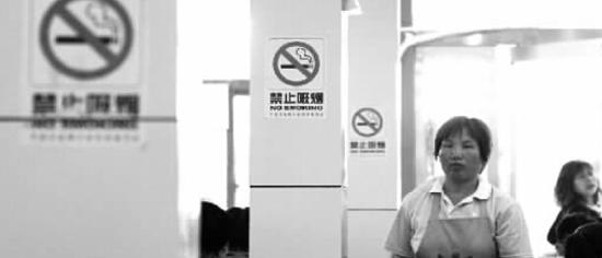 6月2日,郑州市工人路上一家餐厅,几乎每个柱子上都贴有禁烟标志以提醒吸烟者