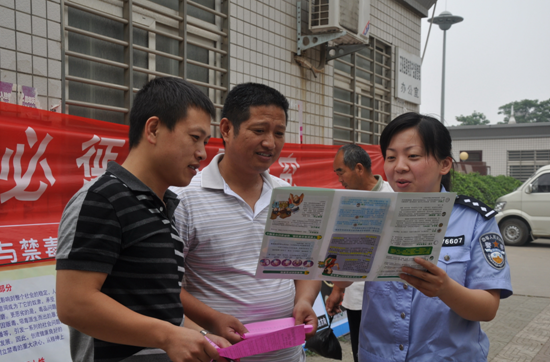 正阳县禁毒大队民警进行禁毒宣传