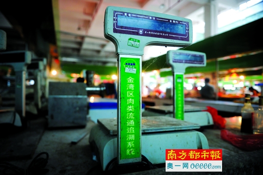 金湾区小林市场,数台溯源秤被丢弃在一处摊档里,整个市场只有一个肉档使用溯源秤。