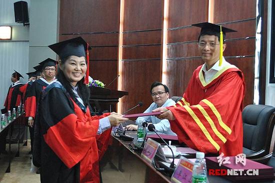 湖南中医药大学校长廖端芳为陈柔静博士颁发毕业证。