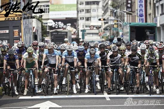 比赛中车手间的距离非常近