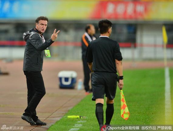 与人和的比赛当中 鲁能主帅库卡与边裁交流