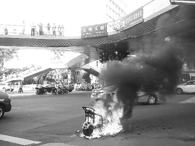 自燃的电动车(市民陆先生供图)