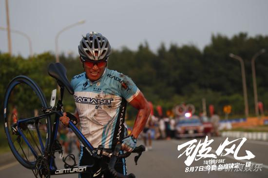 窦骁受伤扛车冲线