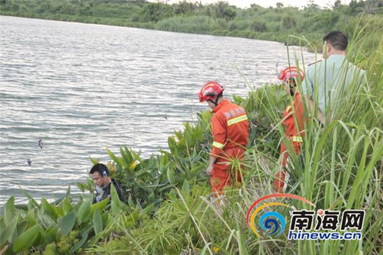 消防官兵正下水搜救打捞(图由海口消防提供)