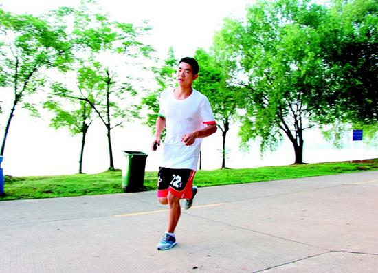 陈超成为该校当之无愧的“跑男”