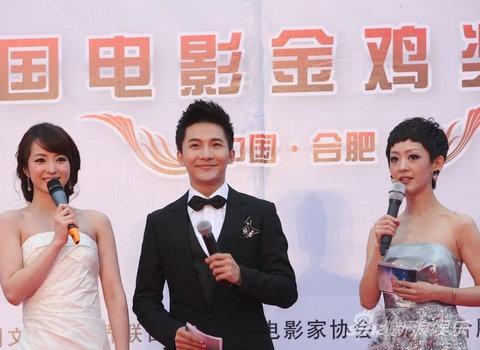 瑶淼（右一）曾与边策（中）共同主持过