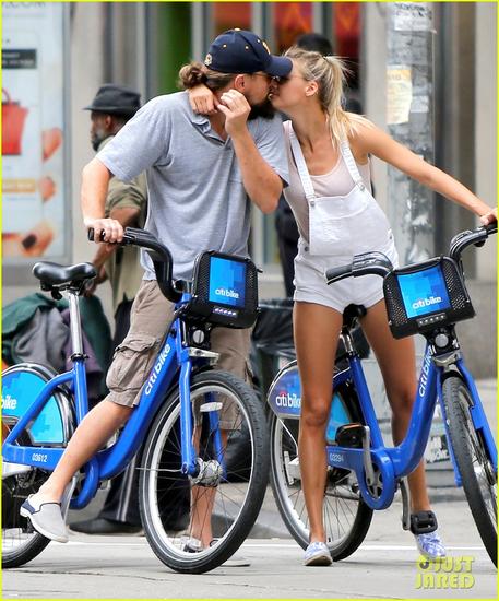 leonardo-dicaprio-kisses-new-girlfriend-kelly-rohrbach-01