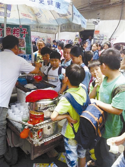 信阳市中心城区一些校园周边食品安全堪忧