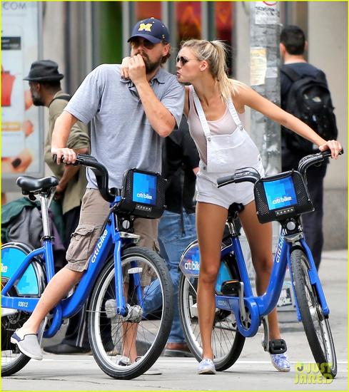 leonardo-dicaprio-kisses-new-girlfriend-kelly-rohrbach-09