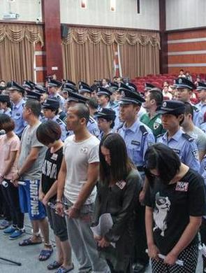 杭州审理特大传销案:53名传销案犯站满审判区