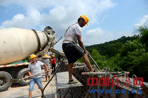 6月10日,中铁隧道集团工人正在江罗高速新兴段施工现场紧张施工。