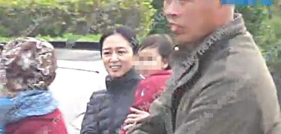 早前朱丽倩抱女儿奔赴北京，女儿容貌曝光