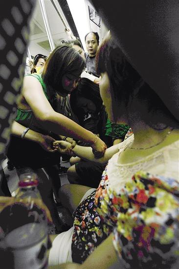 昨日下午,轨道交通6号线车厢,好心人给谢女士"揪痧".