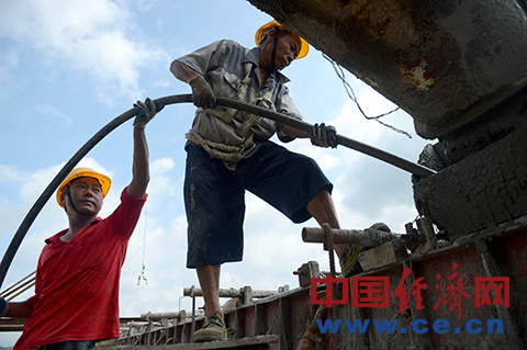 6月10日,中铁隧道集团工人正在江罗高速新兴段施工现场紧张施工。