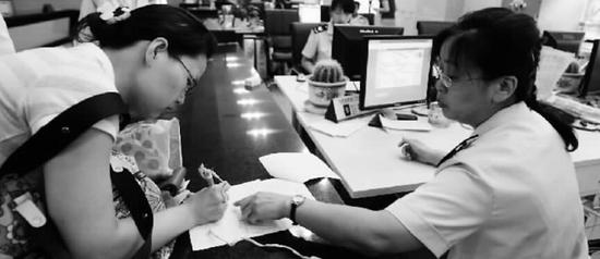 鄭州市民在辦事大廳辦理業務。未來，不少業務都可以在網上辦理，不用跑腿了