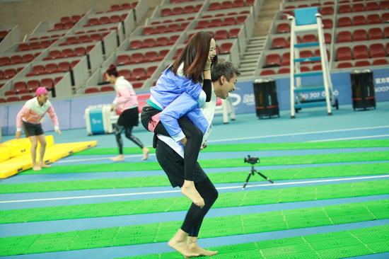 邓超背江一燕奔跑