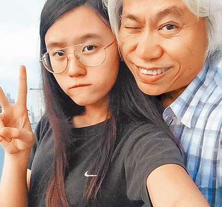 李坤城和小女友