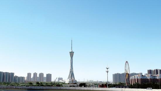 昨天，一場大風后，鄭州再現美麗藍天 (鄭州晚報記者 馬健 圖)