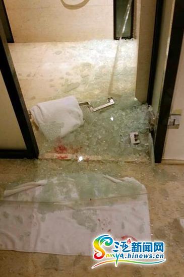 女子在三亚华美达酒店健身中心洗浴后,浴室玻璃门爆裂,导致其脚踝处缝合12针。