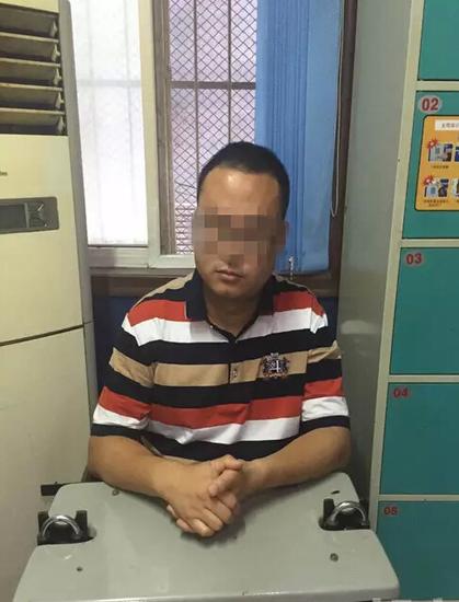 男子西安街頭手持淘寶版“警官證”竟與民警叫板