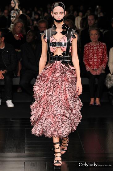 Alexander McQueen2015春夏系列黑粉裙